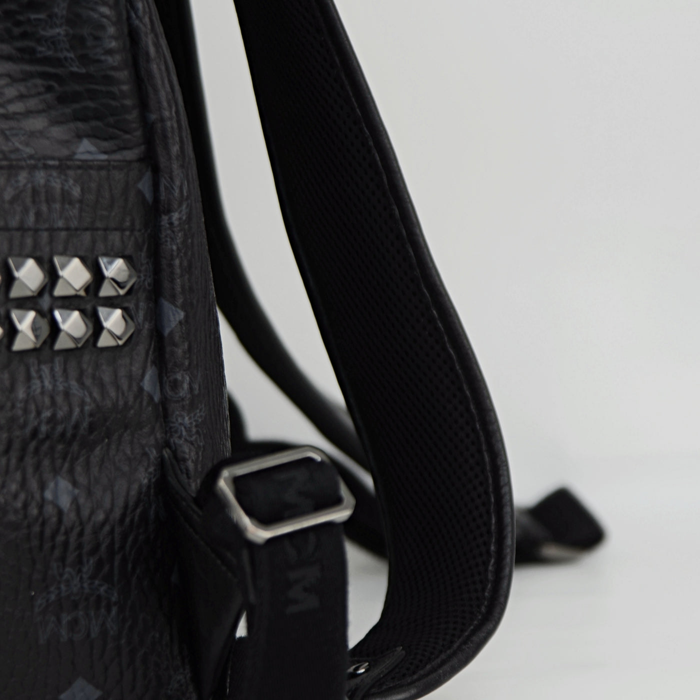 MCM VISETOS MEDIUM BACKPACK | Black